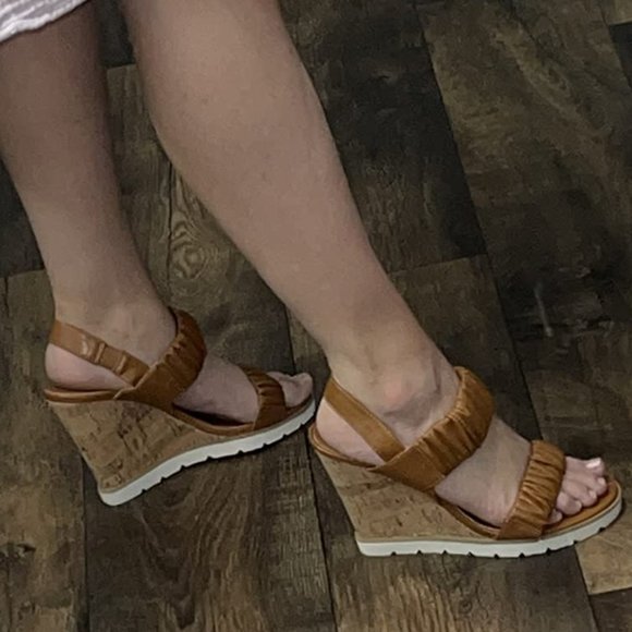 PIEPIEBUY Flirty Ruched Faux Leather High Cork Wedge Sandals   NEW IN BOX! - Picture 7 of 8